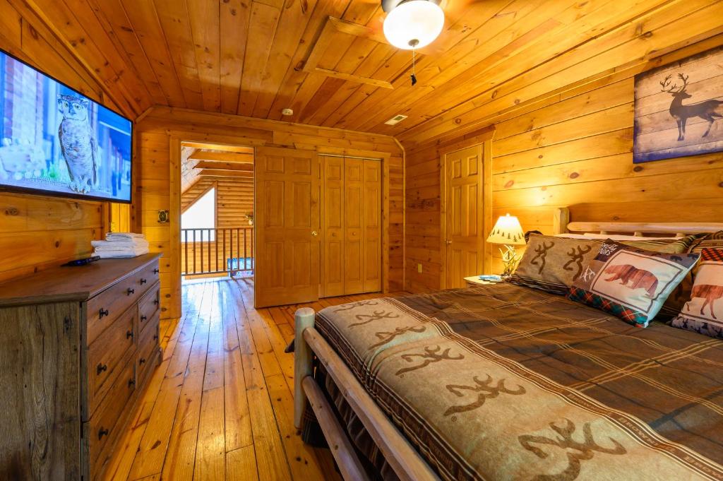 Postel nebo postele na pokoji v ubytování Smokies Overlook Lodge