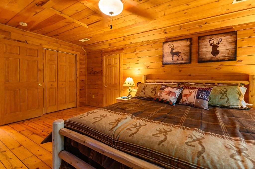 Postel nebo postele na pokoji v ubytování Smokies Overlook Lodge