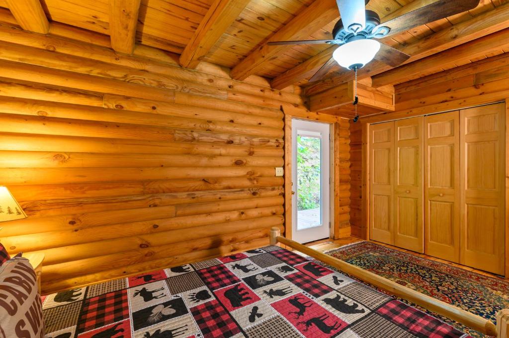 Postel nebo postele na pokoji v ubytování Smokies Overlook Lodge