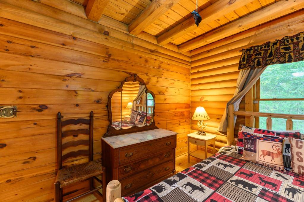 Postel nebo postele na pokoji v ubytování Smokies Overlook Lodge