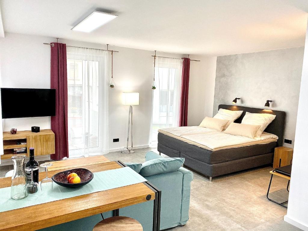 sala de estar con cama y sofá en City Apartments Hannover en Hannover