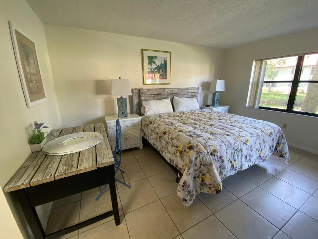 um quarto com uma cama e uma mesa e uma cama sidx sidx em 4330 Shorewalk lakeview condo close to IMG and Beach em Bradenton