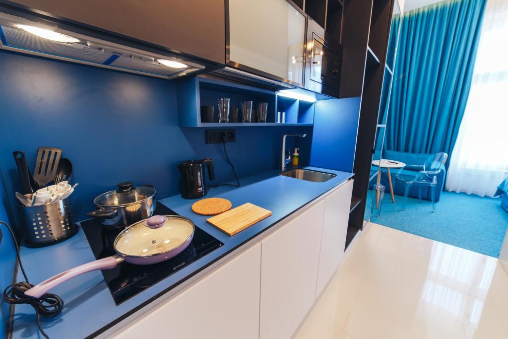 Kuchyň nebo kuchyňský kout v ubytování Cities Gallery Apart-hotel