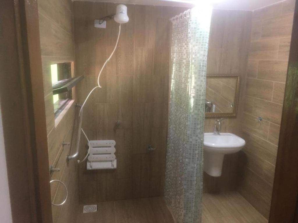 un bagno con doccia e lavandino di Pousada Ferradura Beach a Búzios