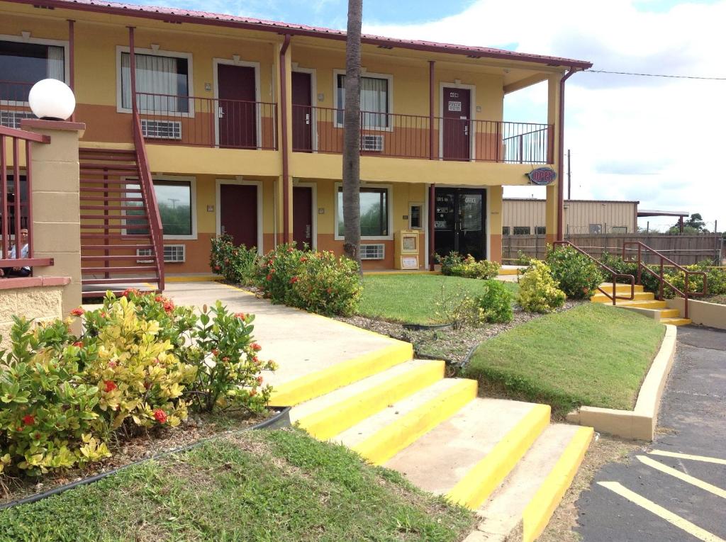 une maison avec des escaliers en face de celle-ci dans l'établissement Deluxe Inn Airport, à McAllen