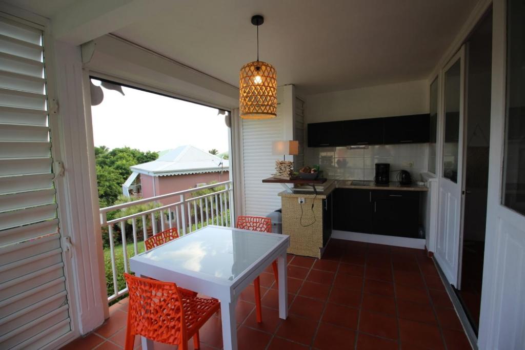 Cucina o angolo cottura di Jolie studio meublé avec petite vue mer