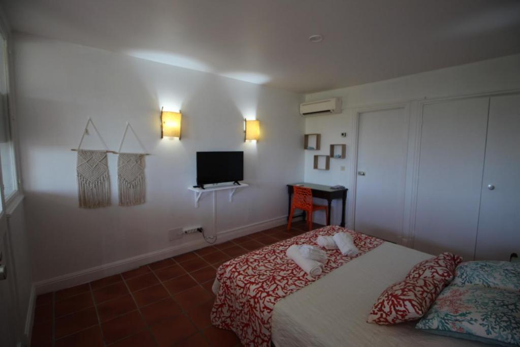 Letto o letti in una camera di Jolie studio meublé avec petite vue mer