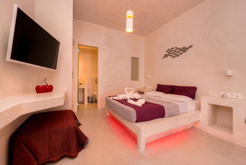 The Muses of Santorini Private Jacuzzi Suites - 9