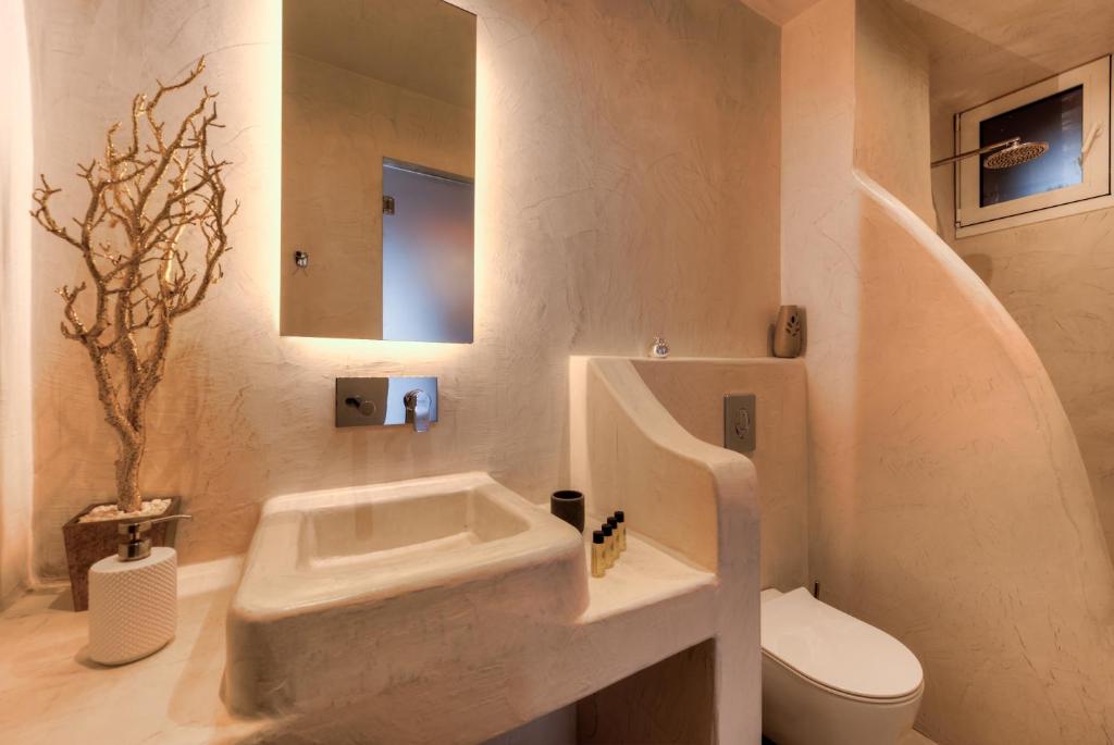 The Muses of Santorini Private Jacuzzi Suites - 4