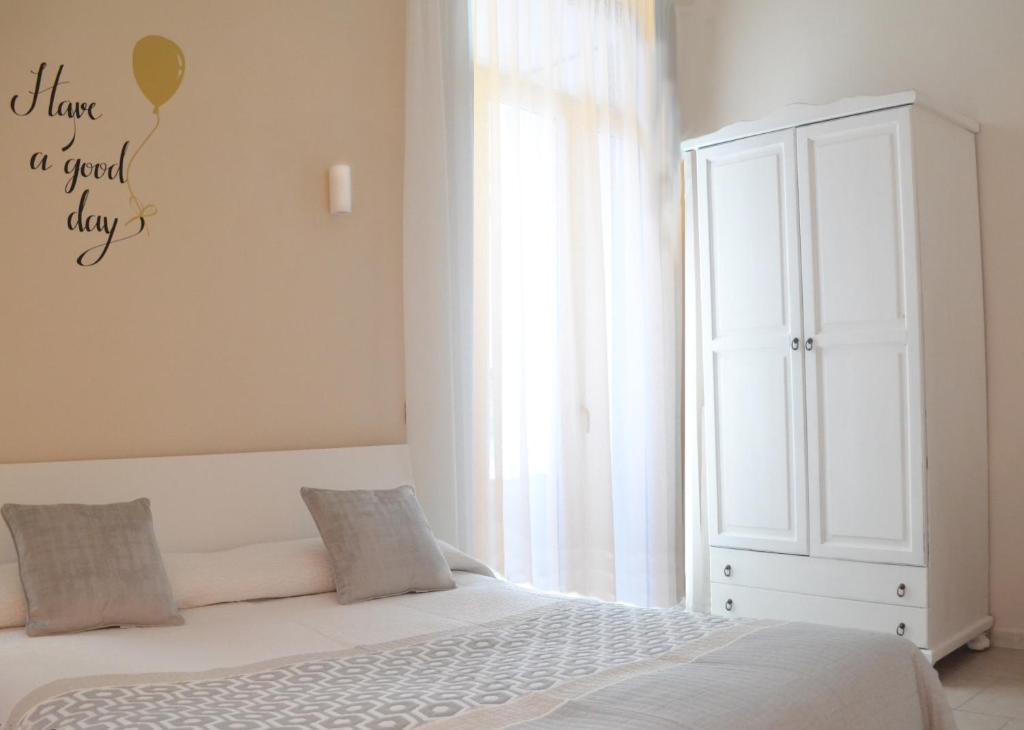 una camera bianca con un letto e una finestra di B&B Napoli Campagnari a Napoli