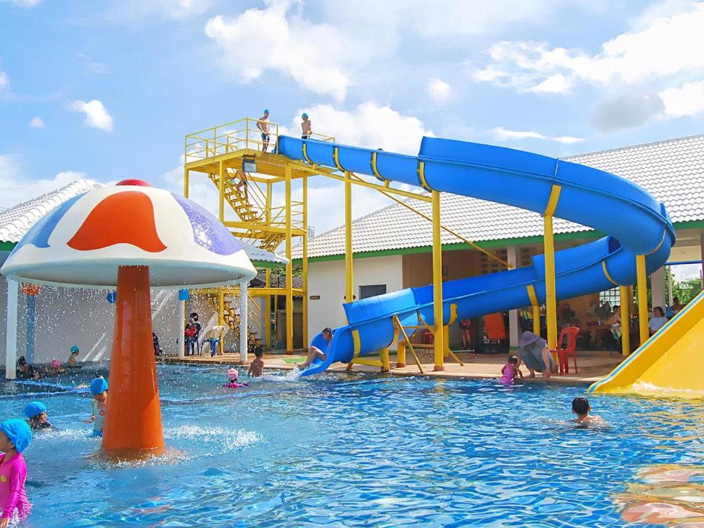 Bazén v ubytování Chiang Rai Park Resort nebo v jeho okolí