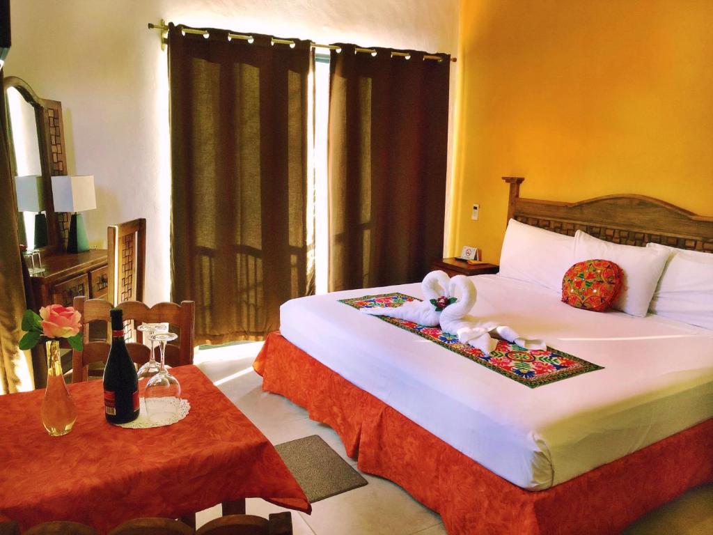 um quarto com uma cama com um bicho de peluche em Hotel Real Colonial em Valladolid