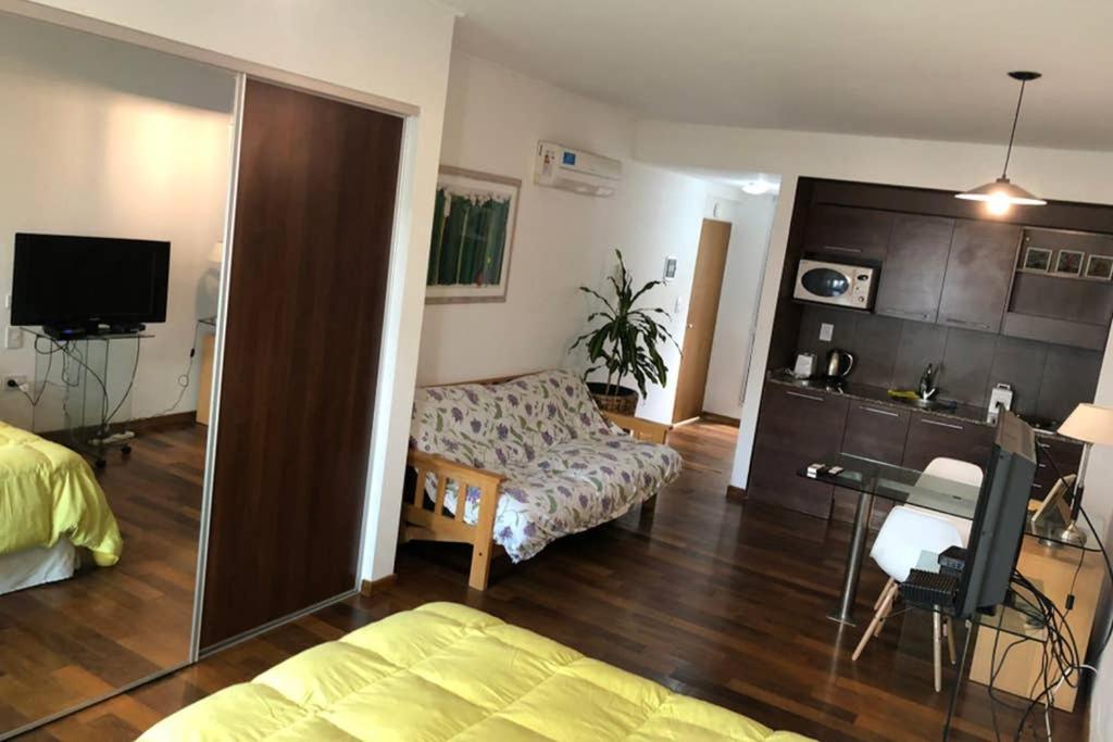 - une chambre avec un lit et un canapé dans l'établissement Fabulous Studio! Sanatorio Británico, Río y más., à Rosario