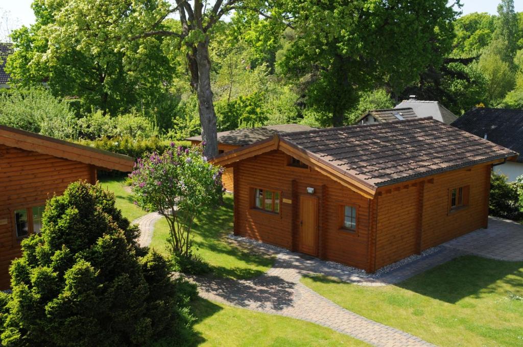 eine kleine Holzhütte im Garten in der Unterkunft Strand Quartier in Timmendorfer Strand