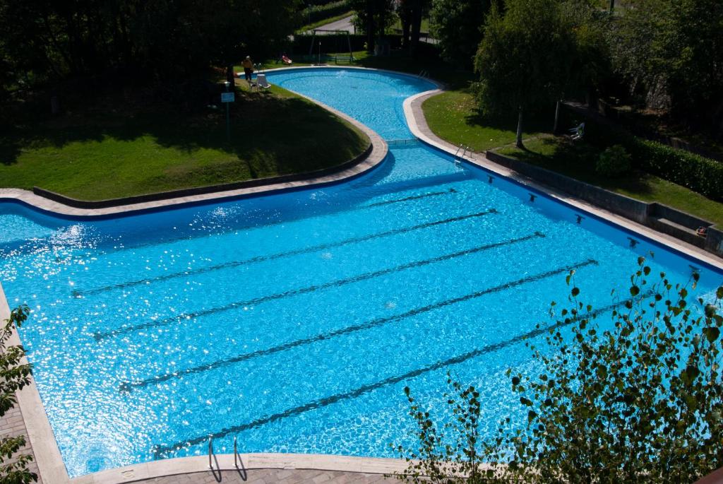 Bazén v ubytování LAGO DI COMO LAKE APARTMENT CASA VACANZe nebo v jeho okolí
