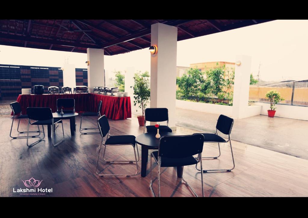 Restaurace v ubytování Lakshmi Hotel