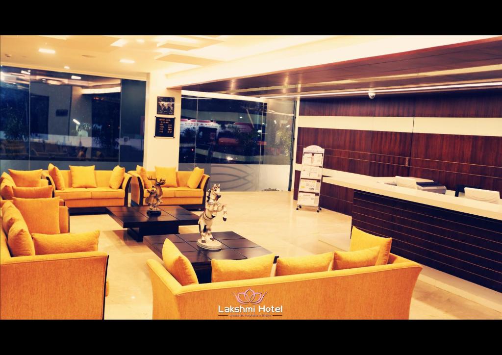 Posezení v ubytování Lakshmi Hotel