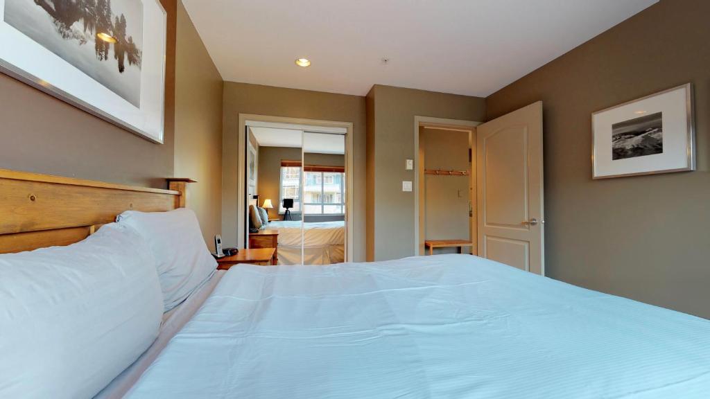 Postel nebo postele na pokoji v ubytování Whistler Blackcomb Vacation Rentals - Village North