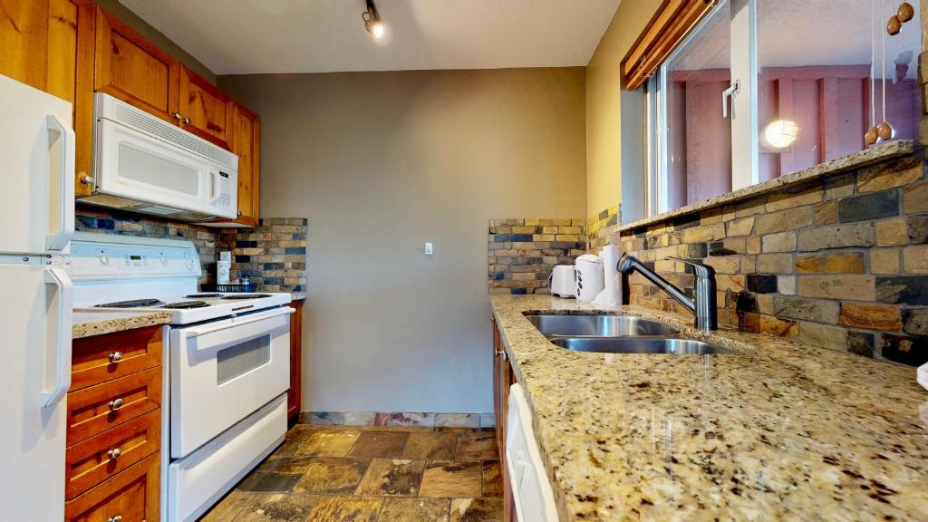 Kuchyň nebo kuchyňský kout v ubytování Whistler Blackcomb Vacation Rentals - Village North