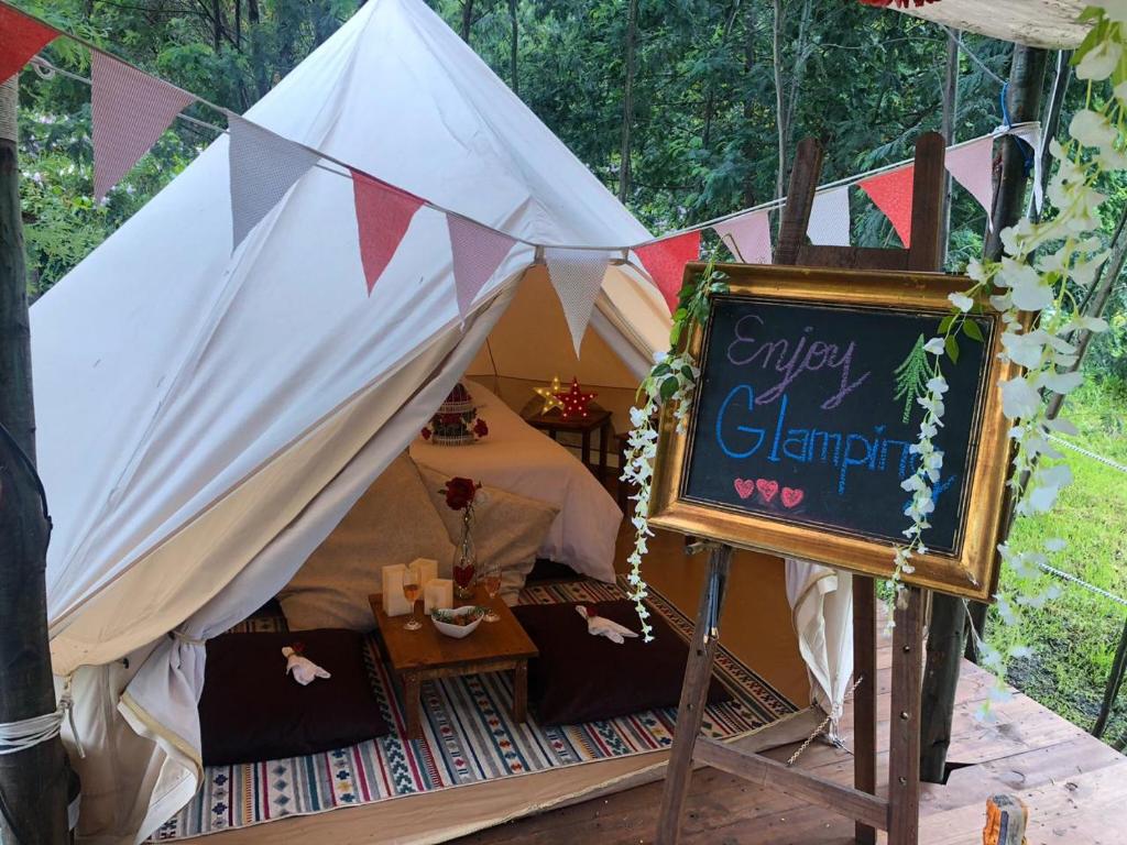 Subachoque的住宿－Glamping con sentido，帐篷前面有标志