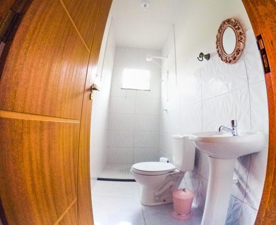 a bathroom with a toilet and a sink at Casa Toniatti 2 in Barra Grande