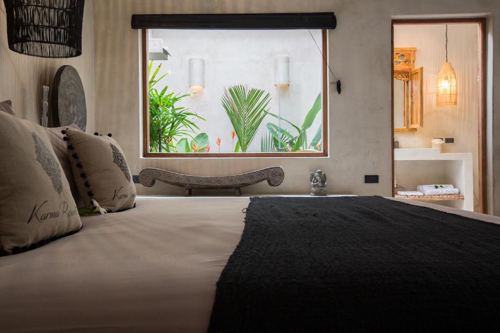 Postel nebo postele na pokoji v ubytování Karma Resort