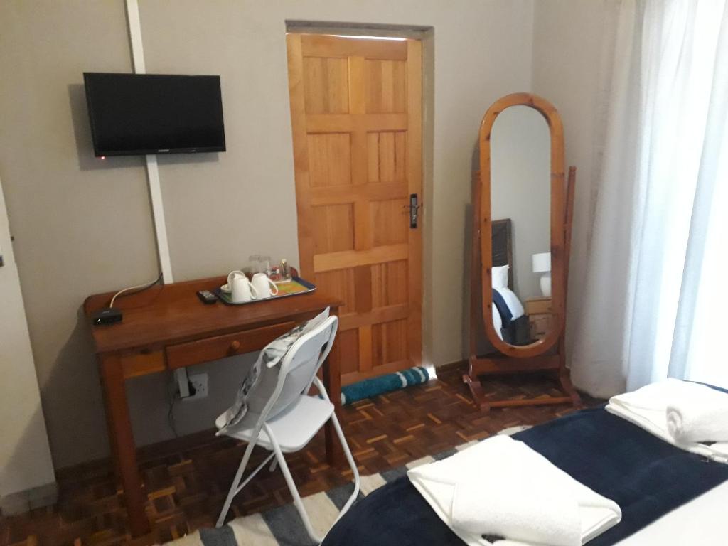 TV a/nebo společenská místnost v ubytování Caledon Overnight Rooms