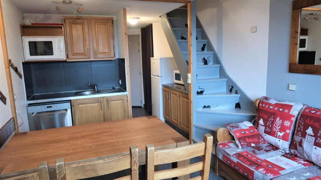 Dapur atau dapur kecil di Silveralpes Locations - appartement Montreuil Val-Thorens