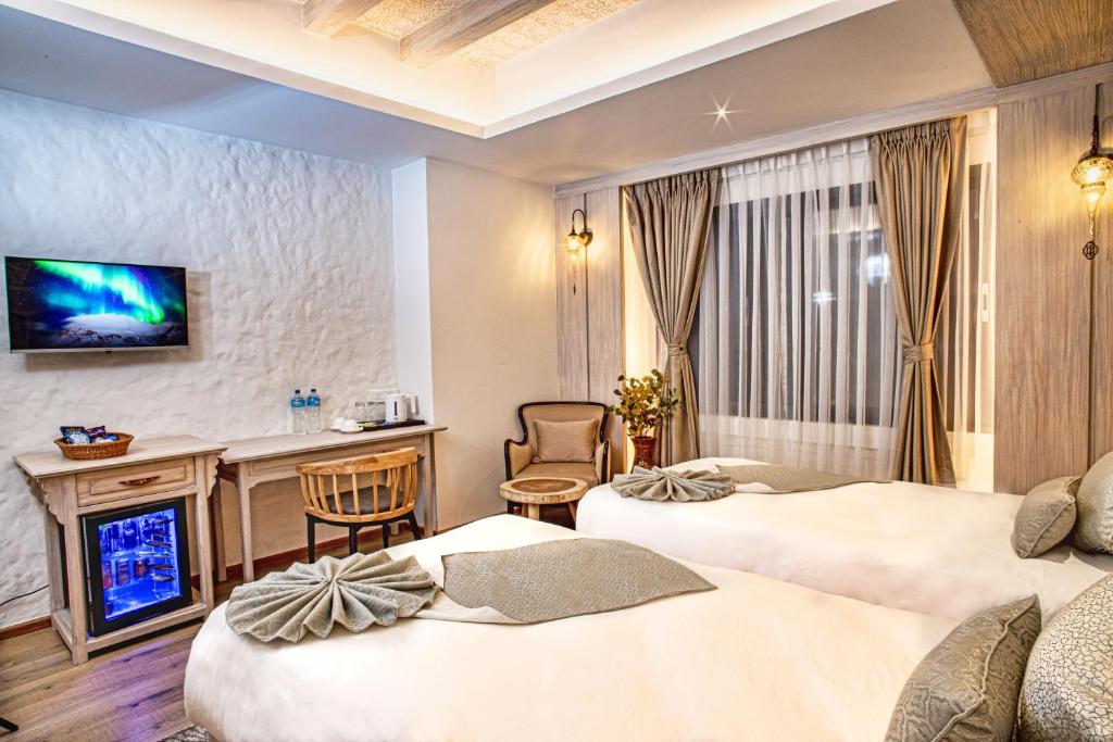TV a/nebo společenská místnost v ubytování Arushi Boutique Hotel