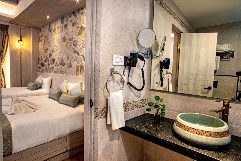 Postel nebo postele na pokoji v ubytování Arushi Boutique Hotel