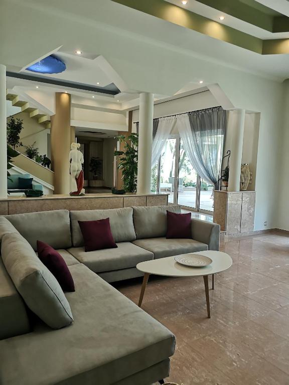 Posedenie v ubytovaní Louis Luxury Villa by living in blue