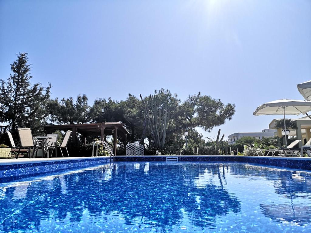 Bazén v ubytovaní Louis Luxury Villa by living in blue alebo v jeho blízkosti