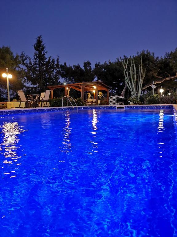 Bazén v ubytovaní Louis Luxury Villa by living in blue alebo v jeho blízkosti