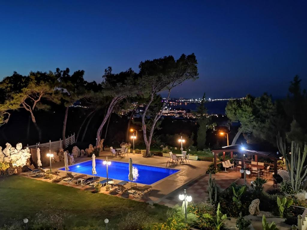 Bazén v ubytovaní Louis Luxury Villa by living in blue alebo v jeho blízkosti