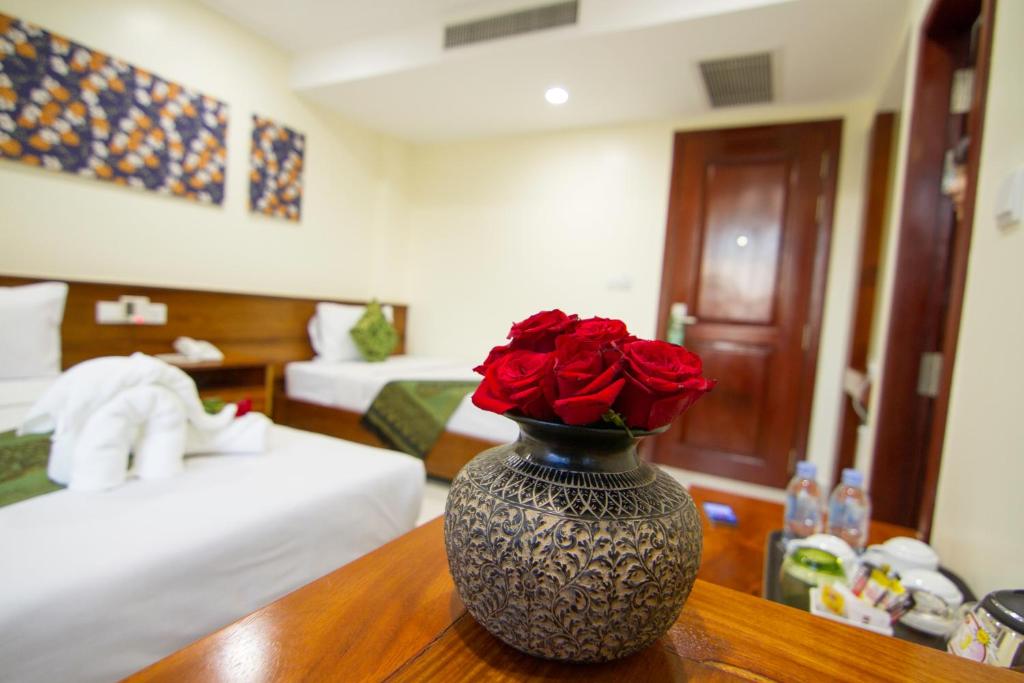 Postel nebo postele na pokoji v ubytování Rose Emerald Hotel