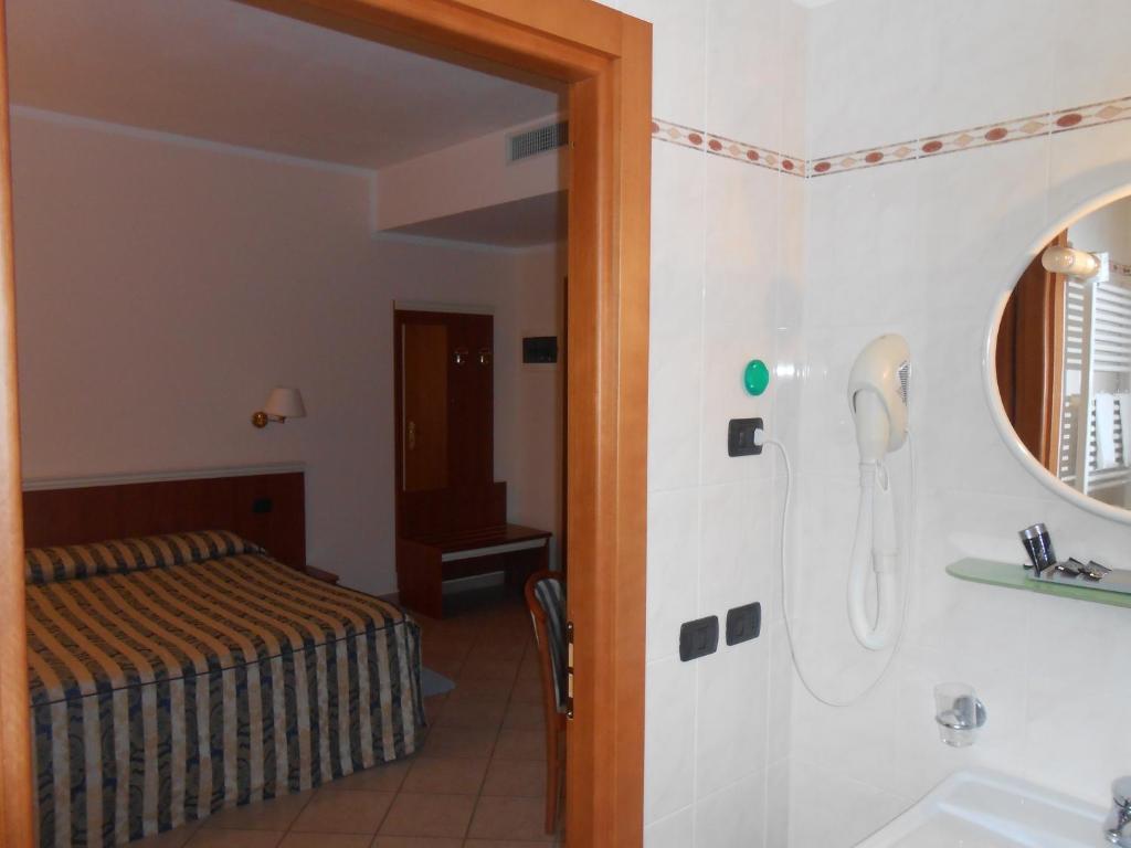Łóżko lub łóżka w pokoju w obiekcie Hotel La Maddalena