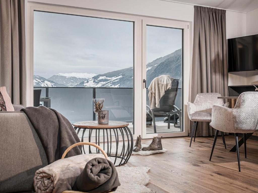 - un salon avec vue sur les montagnes dans l'établissement Platzhirsch Apart & Mayrhofen, à Mayrhofen