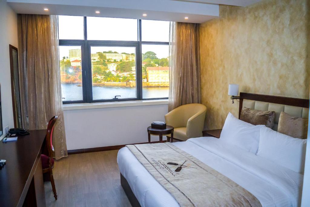 Postel nebo postele na pokoji v ubytování Mamba Point Hotel