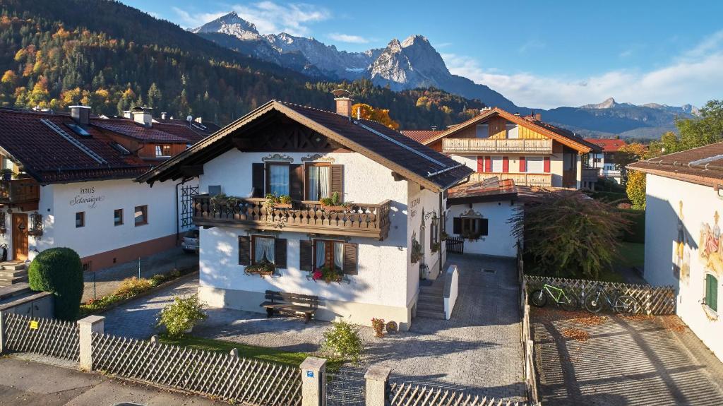 une vue aérienne sur une maison avec des montagnes en arrière-plan dans l'établissement Ferienwohnung Anna, à Garmisch-Partenkirchen