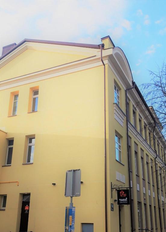 希奥利艾Sweet Apartments的街道边的黄色建筑