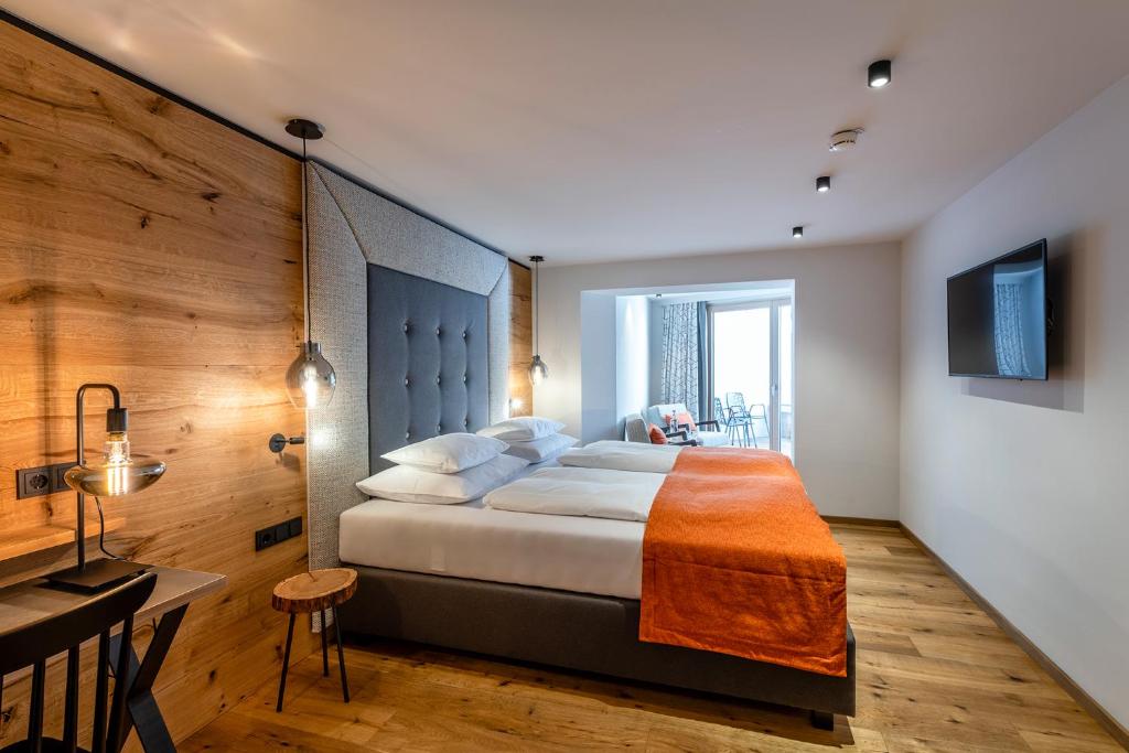 Postel nebo postele na pokoji v ubytování Hotel das Zwölferhaus