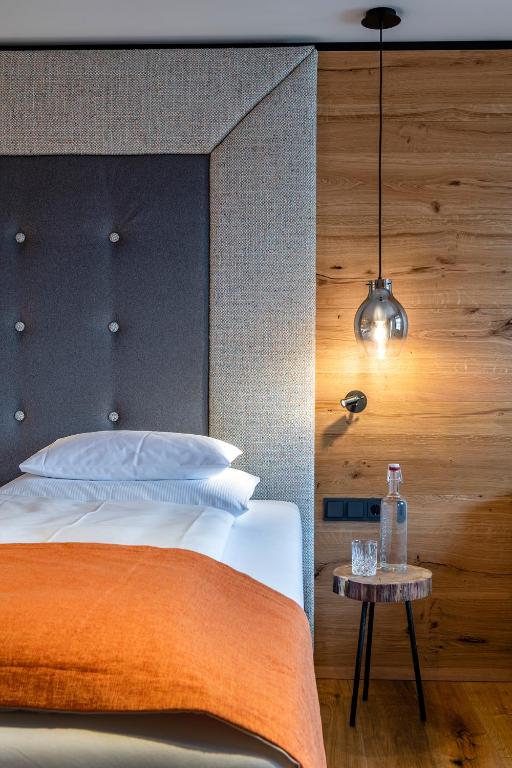 Postel nebo postele na pokoji v ubytování Hotel das Zwölferhaus