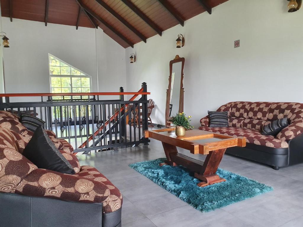 Posezení v ubytování Misthill Rest - Lavish Villa
