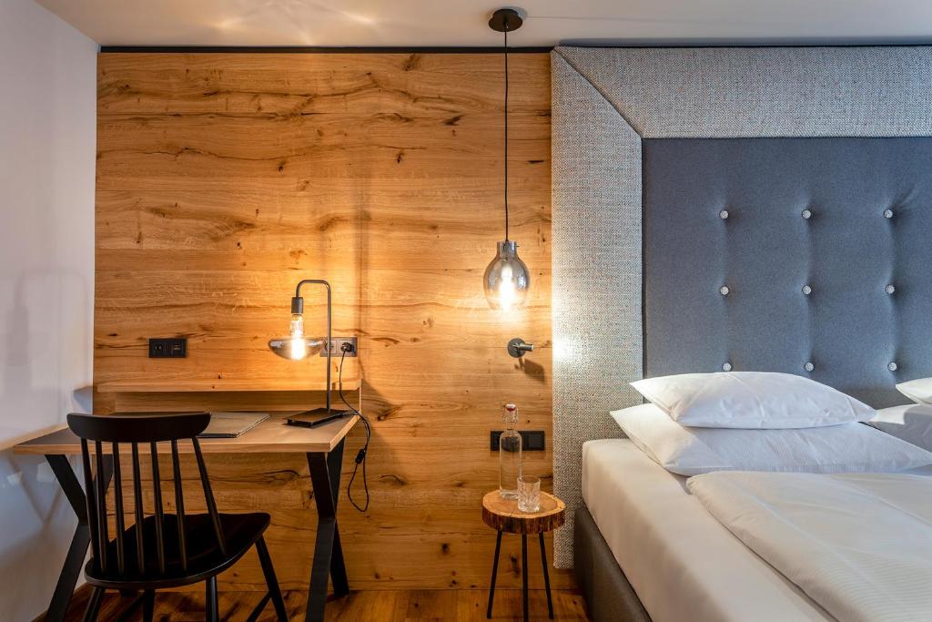 Postel nebo postele na pokoji v ubytování Hotel das Zwölferhaus