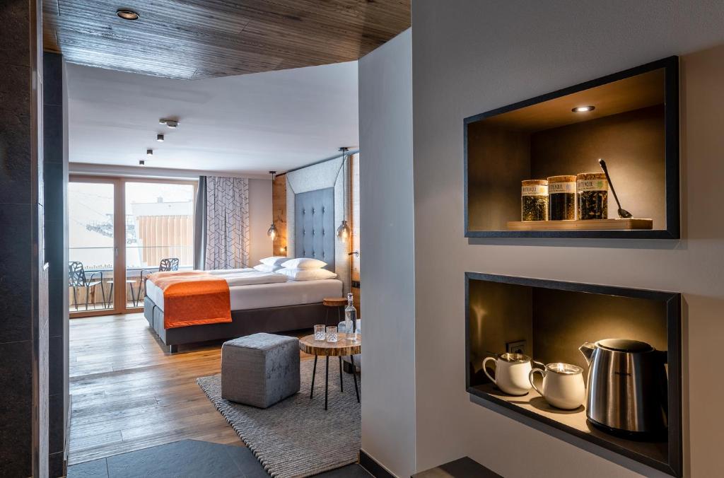 Postel nebo postele na pokoji v ubytování Hotel das Zwölferhaus