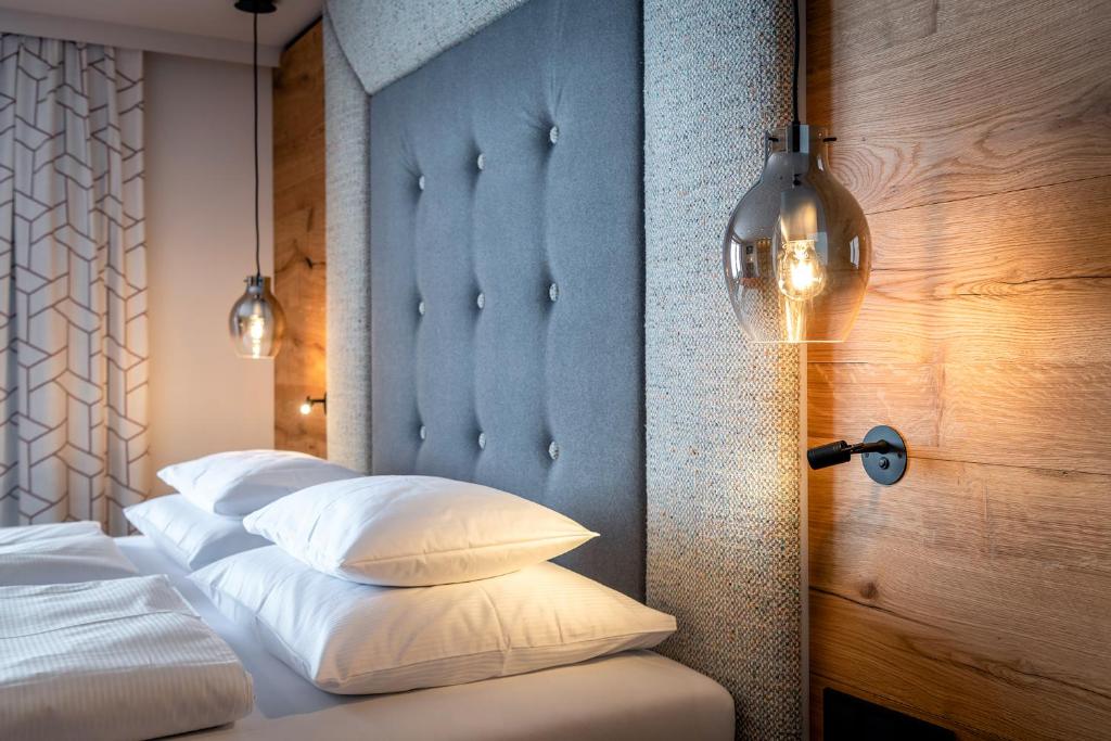 Postel nebo postele na pokoji v ubytování Hotel das Zwölferhaus