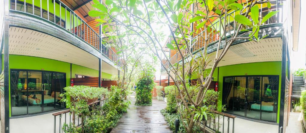 budynek z korytarzem z roślinami w obiekcie Leelawadee Lipe Resort w mieście Ko Lipe