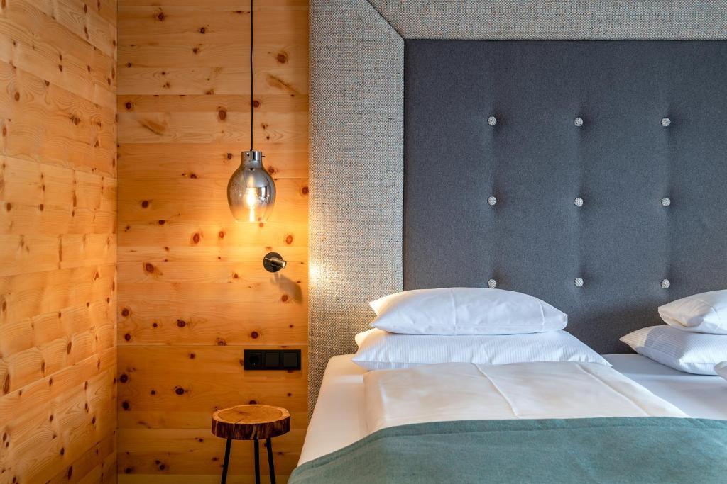 Postel nebo postele na pokoji v ubytování Hotel das Zwölferhaus