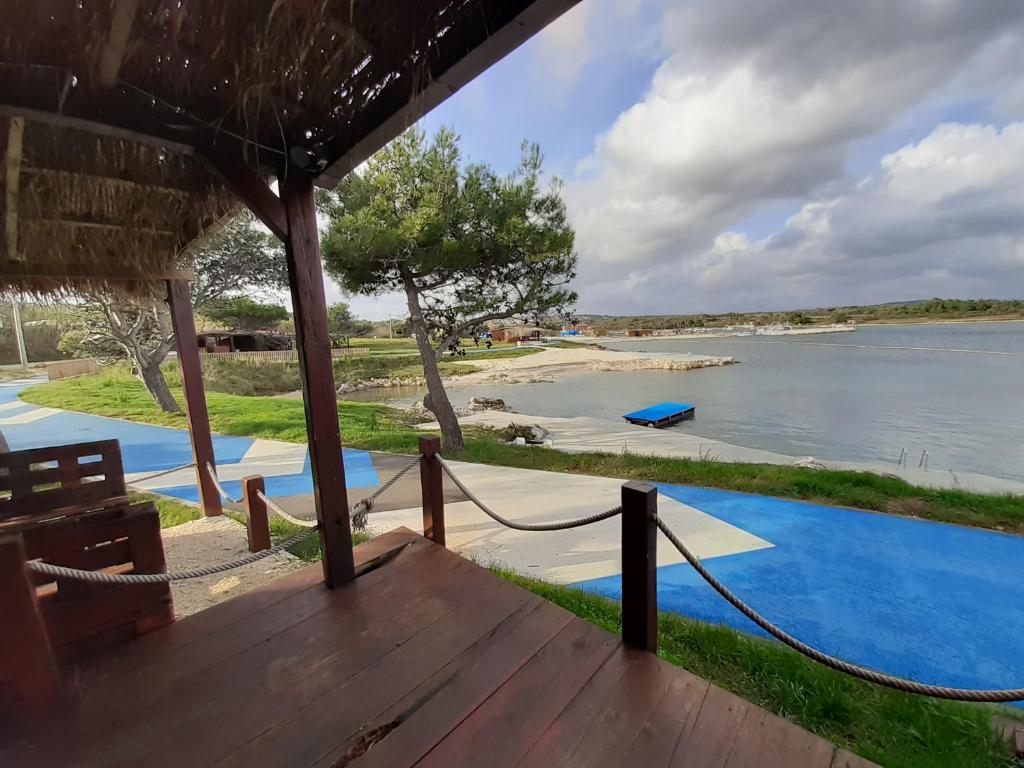 widok z pokładu domu z widokiem na wodę w obiekcie Apartment Zdenac Lux w Rovinj