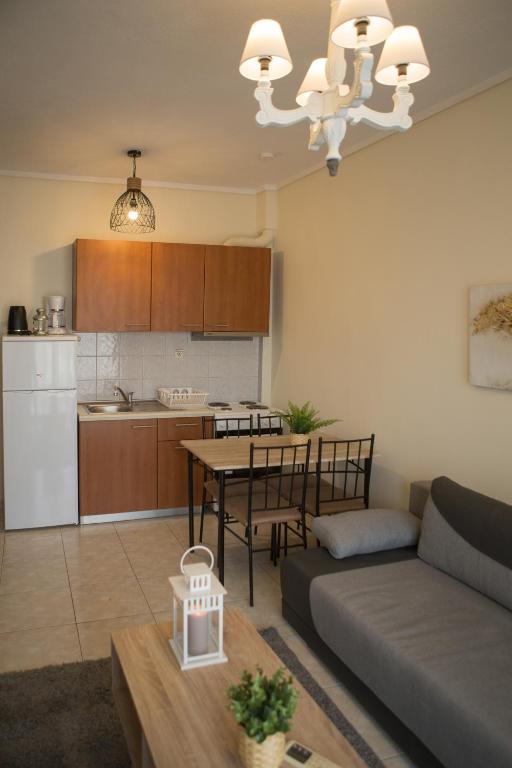 salon i kuchnia z kanapą i stołem w obiekcie Kosmos Service Apartment OPEN VIEW 1 w Salonikach